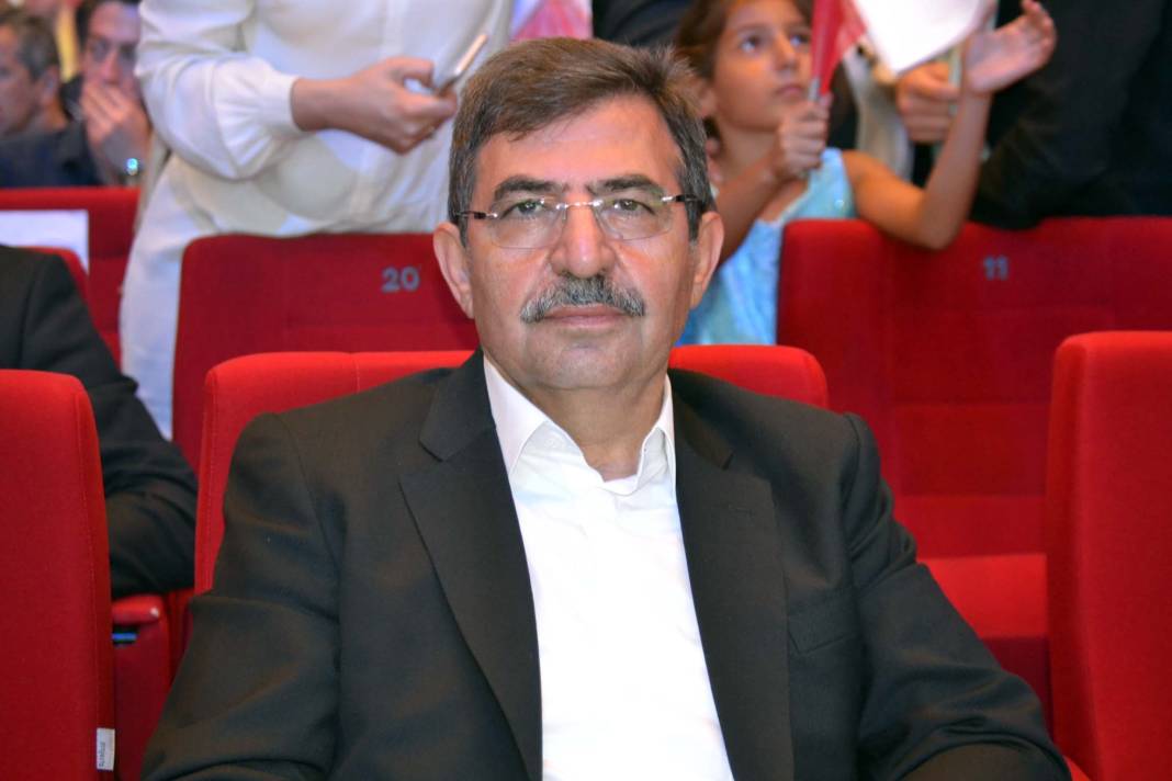 Bu kamyonetin kasasındakiler ülkeyi yönetiyor! 10